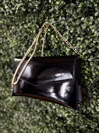 Cartera de fiesta negra con cadena dorada