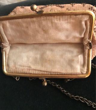 Bolso de fiesta antiguo con adornos metálicos