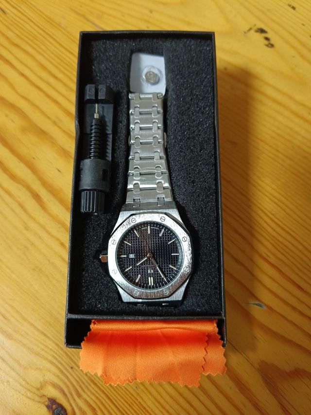 Reloj de pulsera plateado y negro