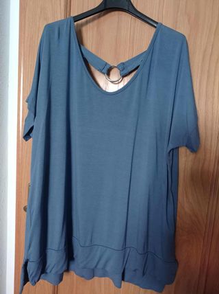 Blusa azul con detalle de anilla