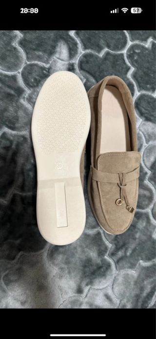Zapatos planos beige con detalle de candado