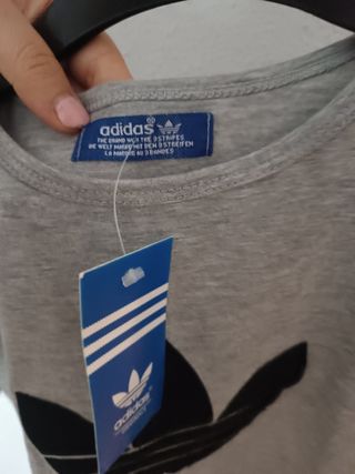 Camiseta Adidas Algodón Gris con logo negro