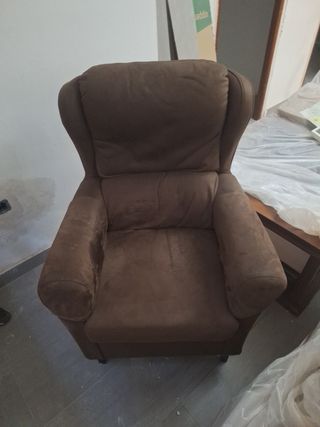 Sillón orejero marrón de ante