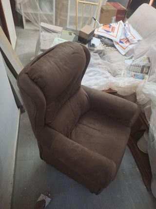 Sillón orejero marrón de ante