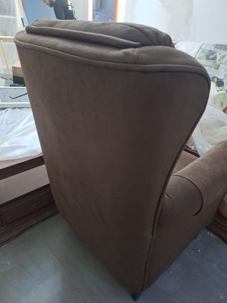 Sillón orejero marrón de ante