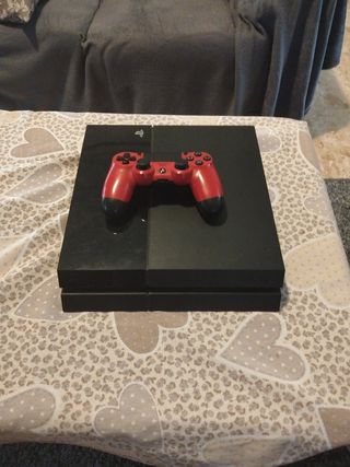 Consola PS4 con mando rojo