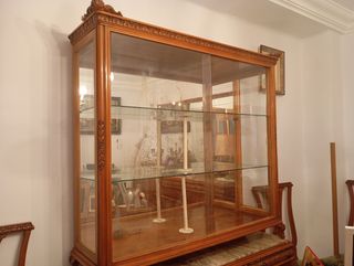 Vitrina de madera con vidriera