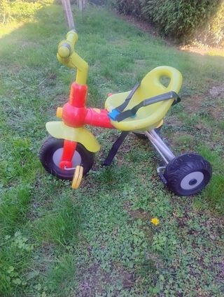 Triciclo de pedales para niños