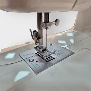 MAQUINA DE COSER ALFA NEXT 30 SPRING + PEDAL + CAJA