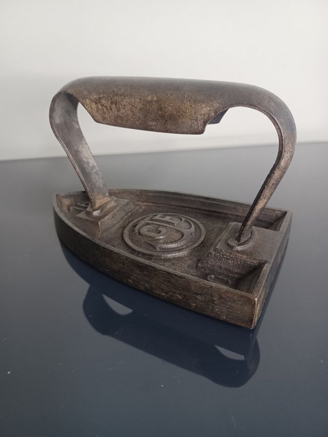 Plancha antigua CF Nº16 con ancla – hierro fundido