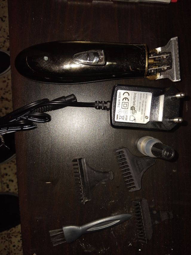 Máquina de Afeitado Negra y Dorada