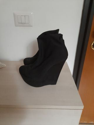 Stivaletti con zeppa nera