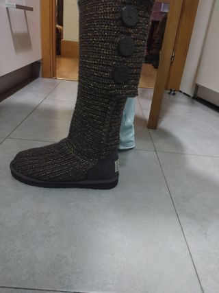 Botas UGG Negras con Botones