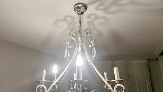 Lámpara  plateada con cristales y 2 bombillas