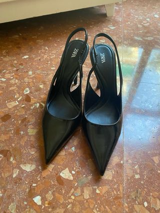 Zapatos de tacón Zara stilettos charol negros. 
