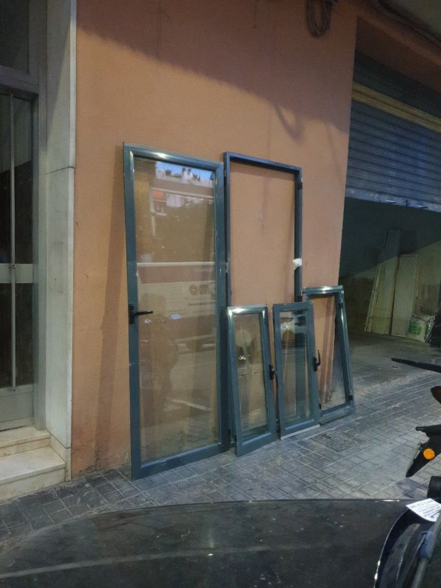 Puertas de aluminio gris