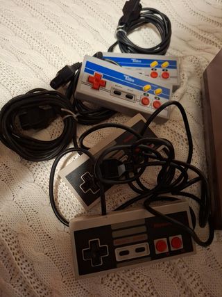 Consola Nintendo NES con mandos