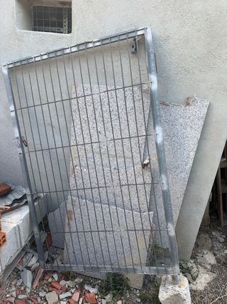 Puerta de valla metálica