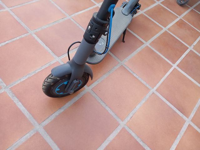 Patinete eléctrico gris