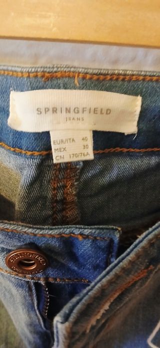 Pantalón vaquero con bordado floral