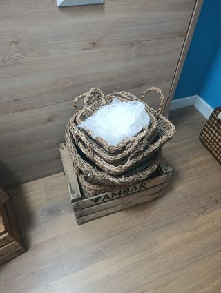 Cajas de madera y mimbre