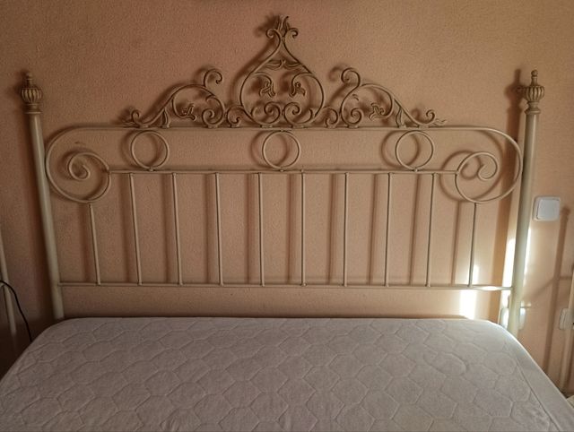 Cabecero y 2 mesitas de noche de hierro forjado