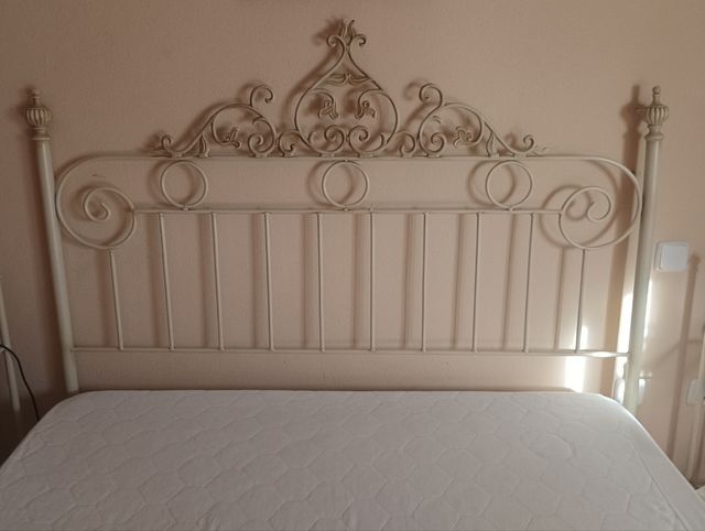 Cabecero y 2 mesitas de noche de hierro forjado