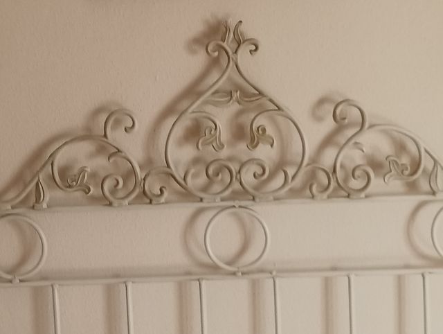 Cabecero y 2 mesitas de noche de hierro forjado