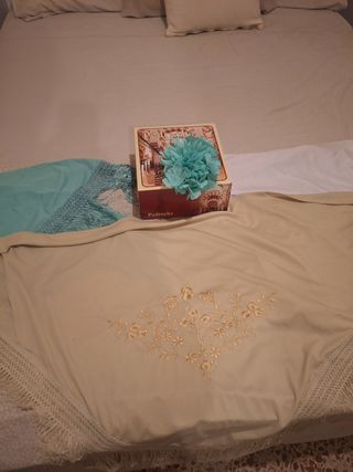 Traje de gitana beige y turquesa 