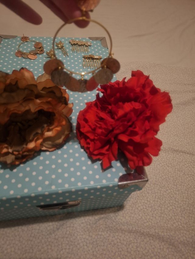 Traje de gitana beige y turquesa