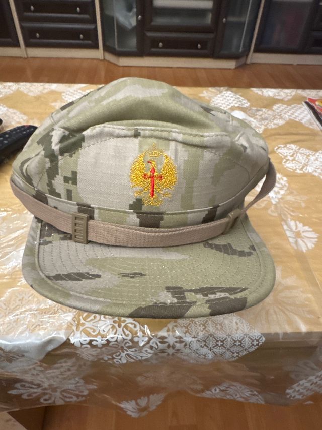 Gorra militar camuflaje con escudo