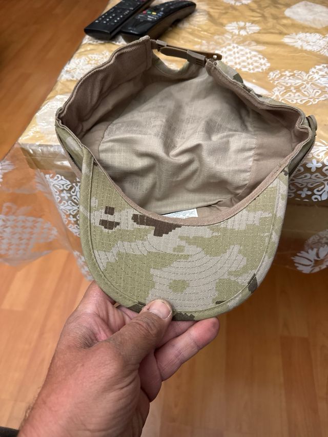 Gorra militar camuflaje con escudo