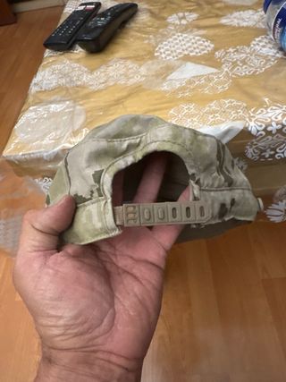 Gorra militar camuflaje con escudo