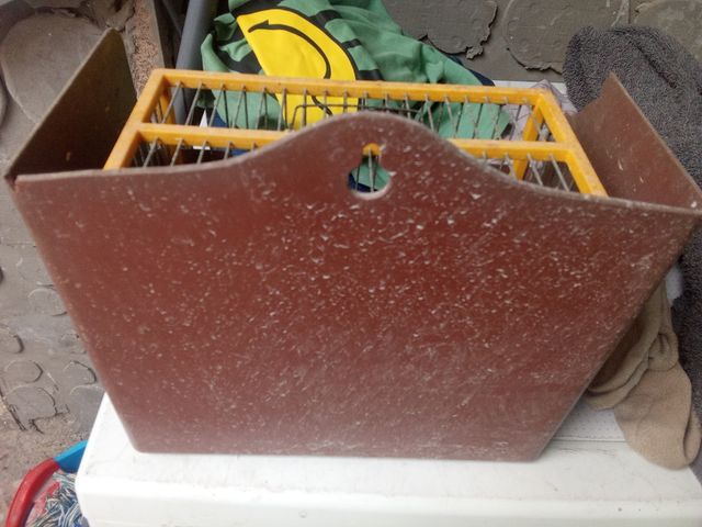 Jaula para pájaros marrón y amarilla