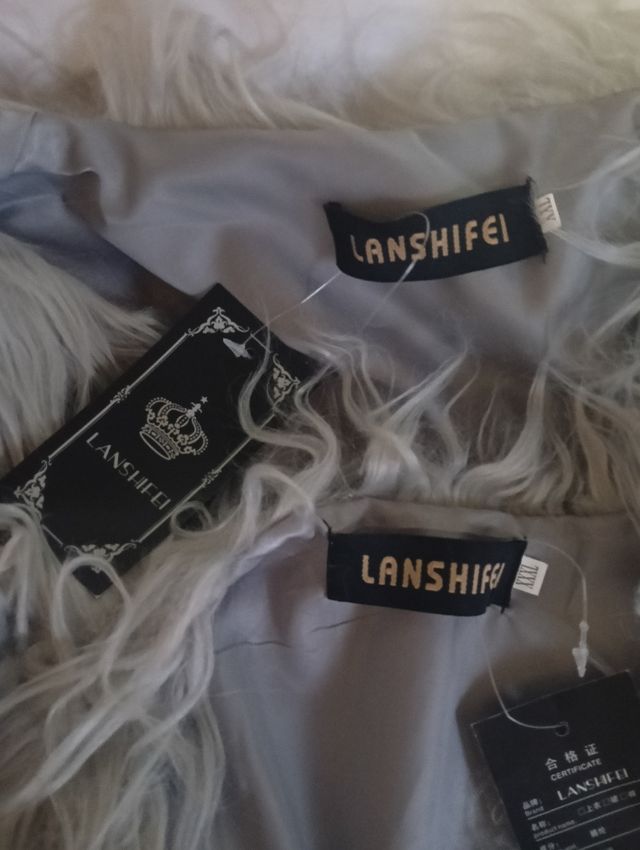 Dos abrigos de pelo nuevos