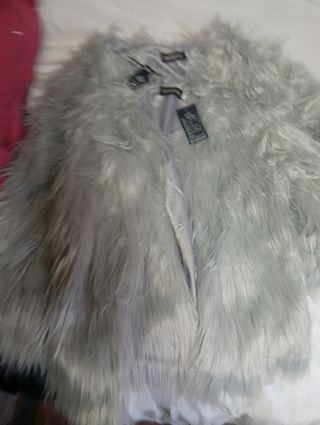 Dos abrigos de pelo nuevos