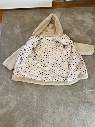 Abrigo de pelo beige con capucha