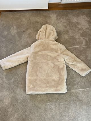 Abrigo de pelo beige con capucha