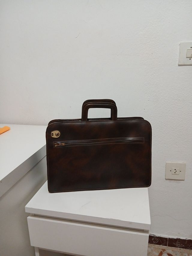 Maletín de cuero marrón