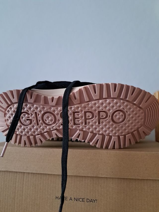 Gioseppo Zapatillas Negras y Rosas Nuevas