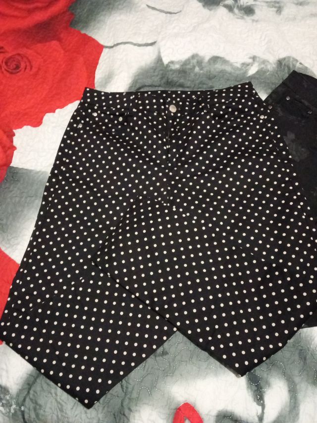 Pantaloni a pois e pantaloni a fantasia flireali