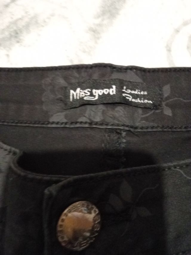 Pantaloni a pois e pantaloni a fantasia flireali