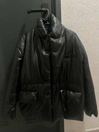 Abrigo plumífero negro