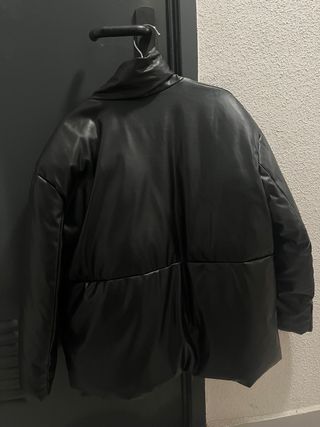 Abrigo plumífero negro