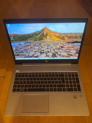 Ordenador HP 10th Gen Core i5 Plata y accesorios