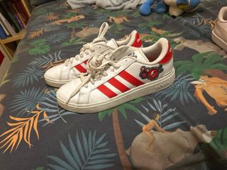 Adidas Blancas y Rojas