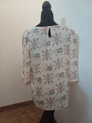 Blusa blanca con estampado de elefantes Talla S