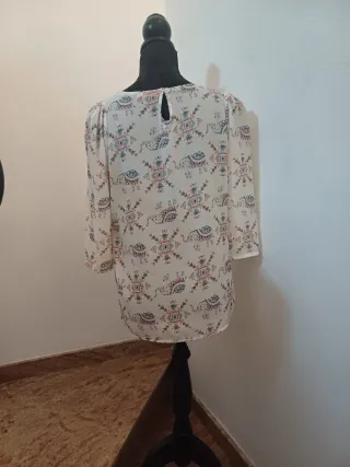 Blusa blanca con estampado de elefantes Talla S