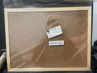Tablero de corcho con marco de madera 