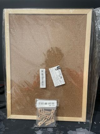 Tablero de corcho con marco de madera 